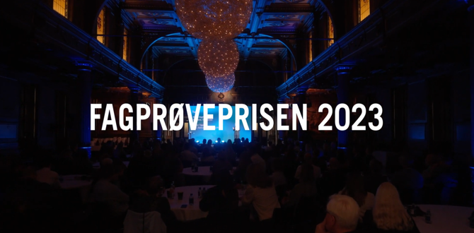 Publikum ved Fagprøveprisen 2023 i et festlokale med blåt lys og lysinstallationer