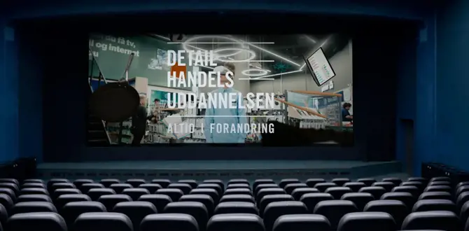 Biografsal med store skærm der viser uddannelsesrelateret information