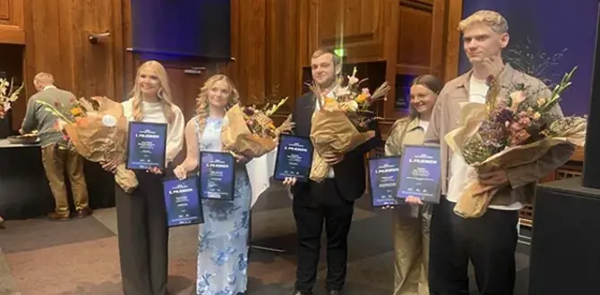 Fem unge står på række med diplomer og blomsterbuketter ved en prisuddeling