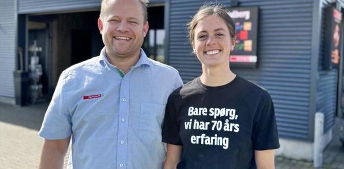 En mandlig og en kvindelig medarbejder i Spar-uniform står foran en supermarkedsindgang og smiler